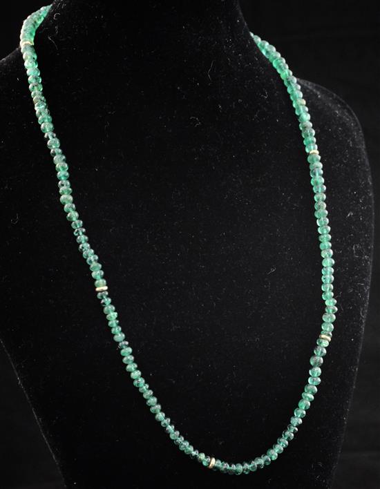 A single strand graduated emerald bead necklace, 16.5in.